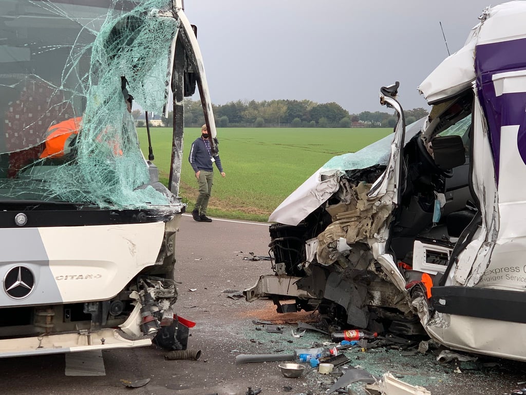 Im Saalekreis ist am Montagmorgen ein Schulbus mit einem Transporter zusammengestoßen.