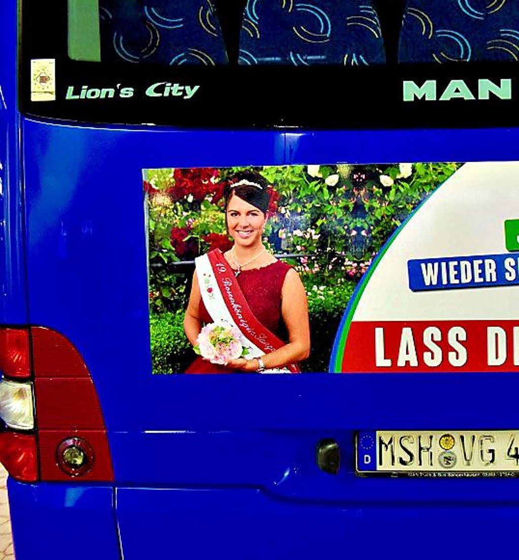 Auch die aktuelle Rosenkönigin Angie wirbt auf den VGS-Bussen fürs Impfen.
