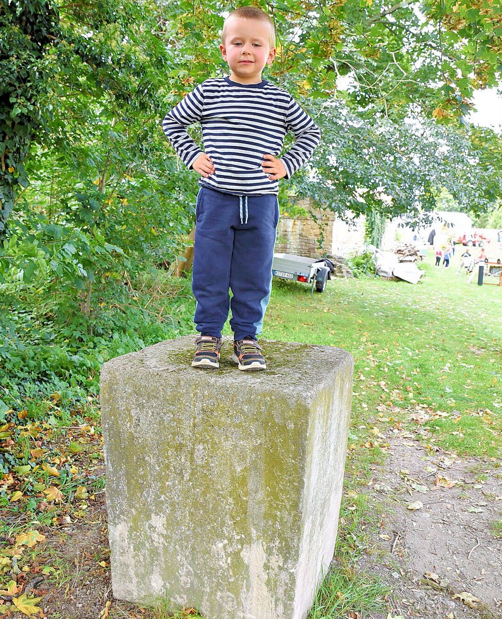 Maximilian aus Magdeburg steht dort stolz wie Bolle, wo einst der Adler das Kriegerdenkmal zierte. Die Teile liegen auf der Rosenburg.