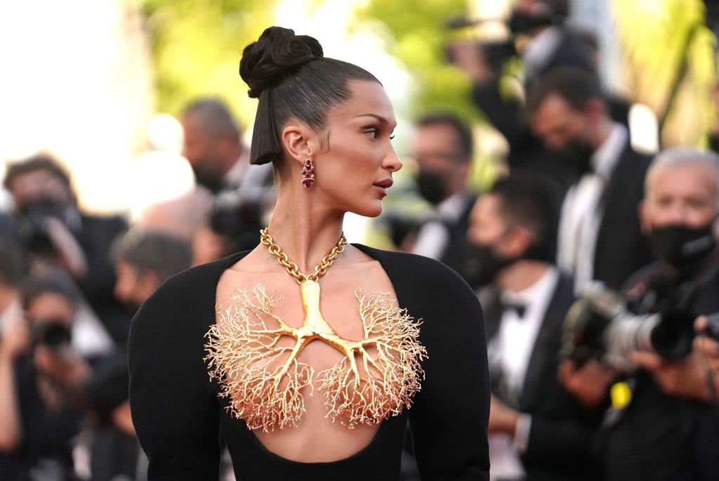 Mit einer goldenen Halskette im Lungen-Look sorgte Bella Hadid beim Filmfestival in Cannes für Aufsehen.