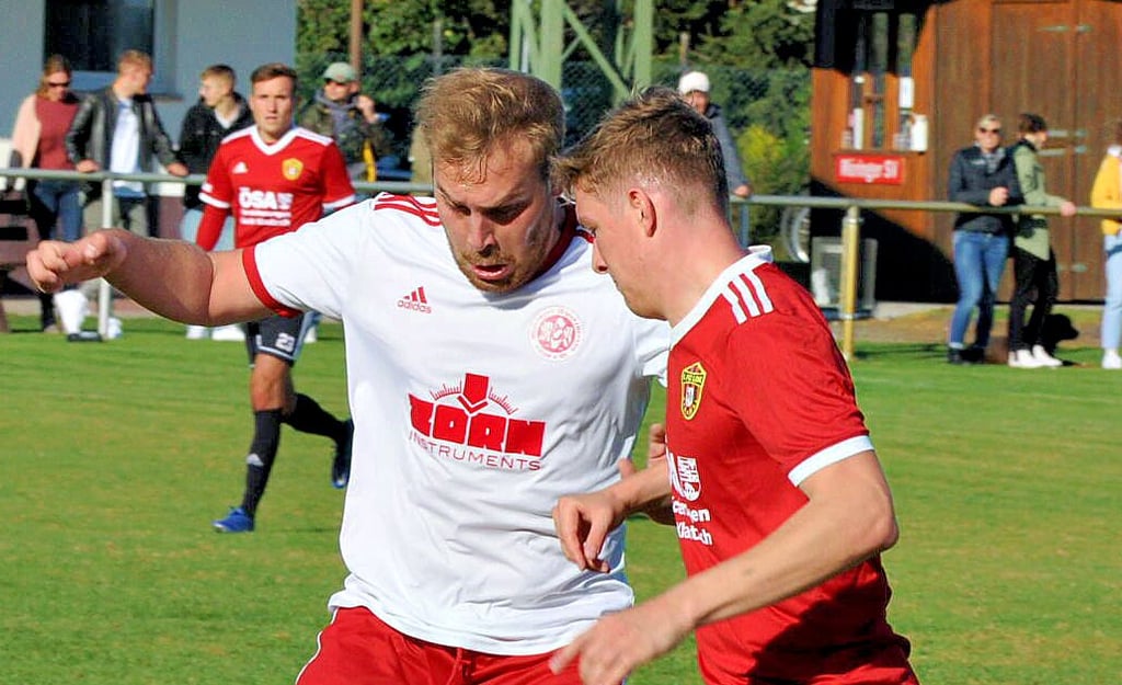 Möringens Scott Ziesmann (links) versucht, Lukas Pfeiffer (1. FC Lok Stendal) vom Ball zu trennen.