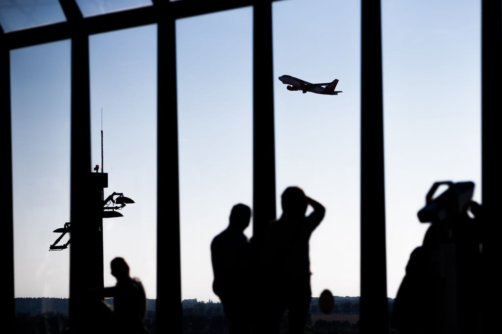 Blick von der Besucherterrasse am Berliner Flughafen auf ein startendes Flugzeug.