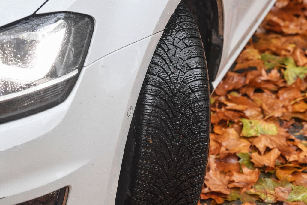 Von Oktober bis Ostern auf Winterreifen: An dieser Faustregel kann man sich grob orientieren, um die Winterreifen aufziehen zu lassen.