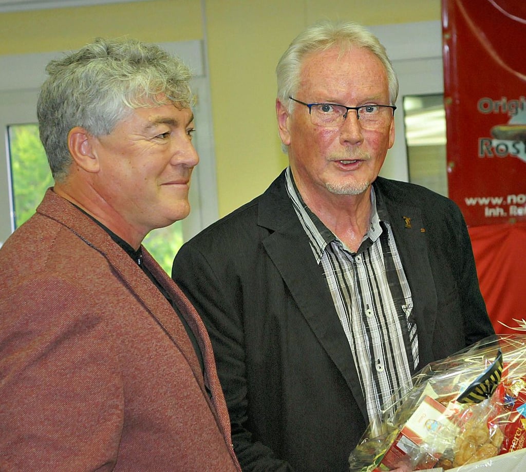 Für den Veranstalter der Jubiläumsfeier, Siegfried Wille (rechts), gab es von SLV-Präsident Peter Ludwig einen Präsentkorb.