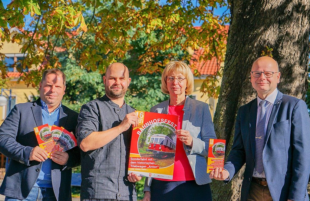 Patrick Thräne, Christian Schreiber, Sabine Wendler und Roman Behrens (von links) bei der Programmverkündung des diesjährigen Bahnhofsfestes in Haldensleben.