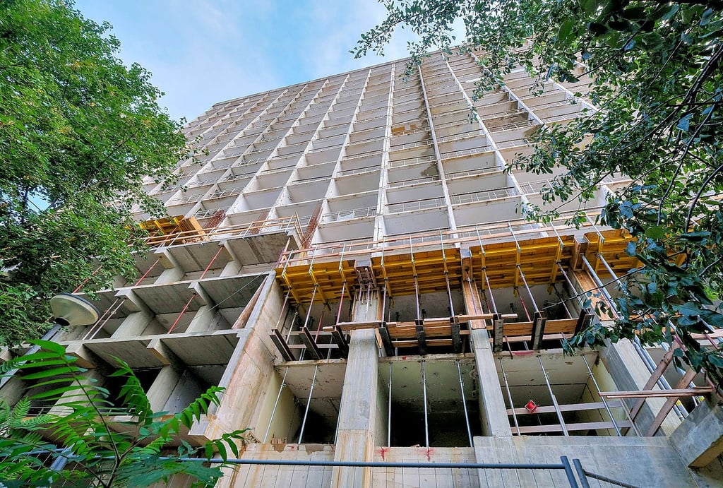 In den unteren Stockwerken ist teilweise schon neuer Beton gegossen worden.