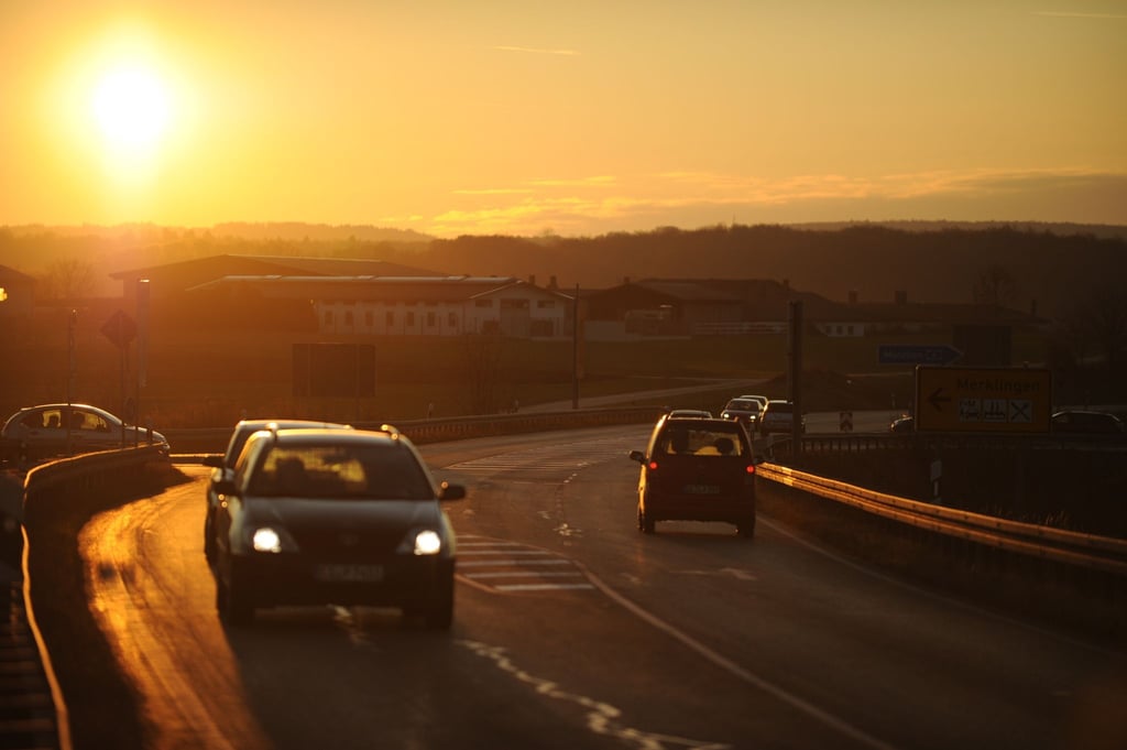 Trügerische Idylle: Bei tief stehender Sonne müssen alle Verkehrsteilnehmer noch besser aufpassen.