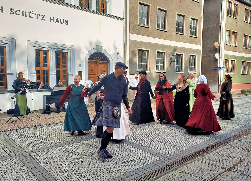 Vor dem Heinrich-Schütz-Haus musizierten und tanzten die Mitglieder der Weißenfelser Hofkapelle.