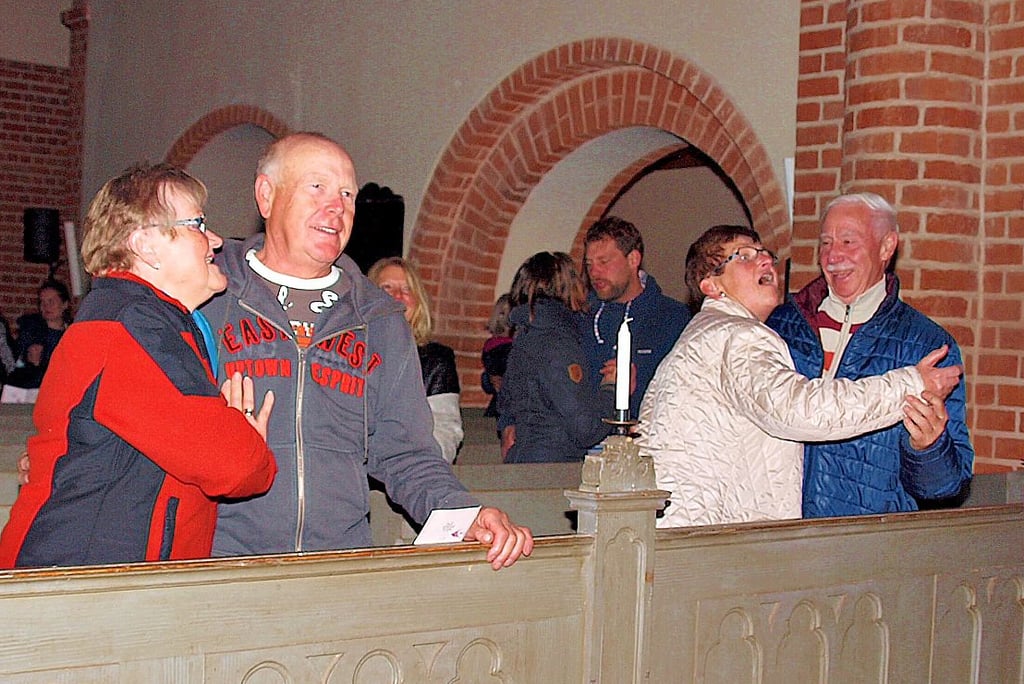 Die Zuschauer wurden zu Mitwirkenden im Konzert und schwelgten beim Tango zwischen Kirchenbänken.