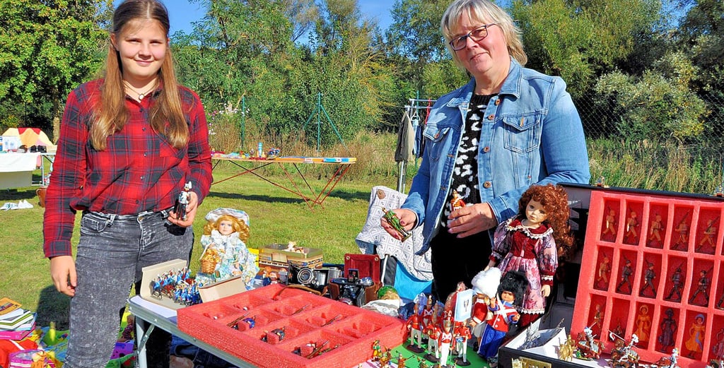 Für die Zinn- und Bleisoldaten, die ihr Vater einst in großer Anzahl selbst hergestellt und bemalt hatte, sucht Doris Hoffmann, die von Alina unterstützt wurde, neue Liebhaber.