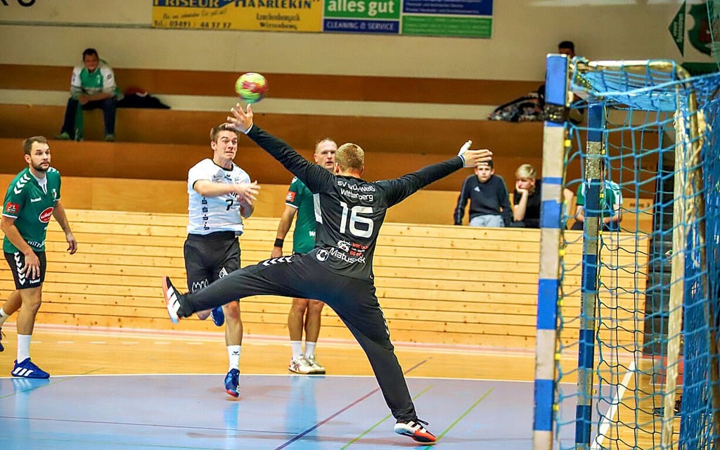 Jonas Matussek zeigt eine Parade für Grün-Weiß.