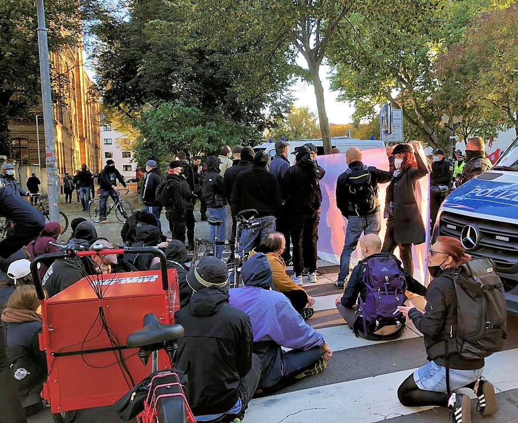 Mit einer spontanen Sitzblockade verhinderten mehr als 300 Hallenser vor der Moritzburg einen rechten Demonstrationszug durch die Stadt.