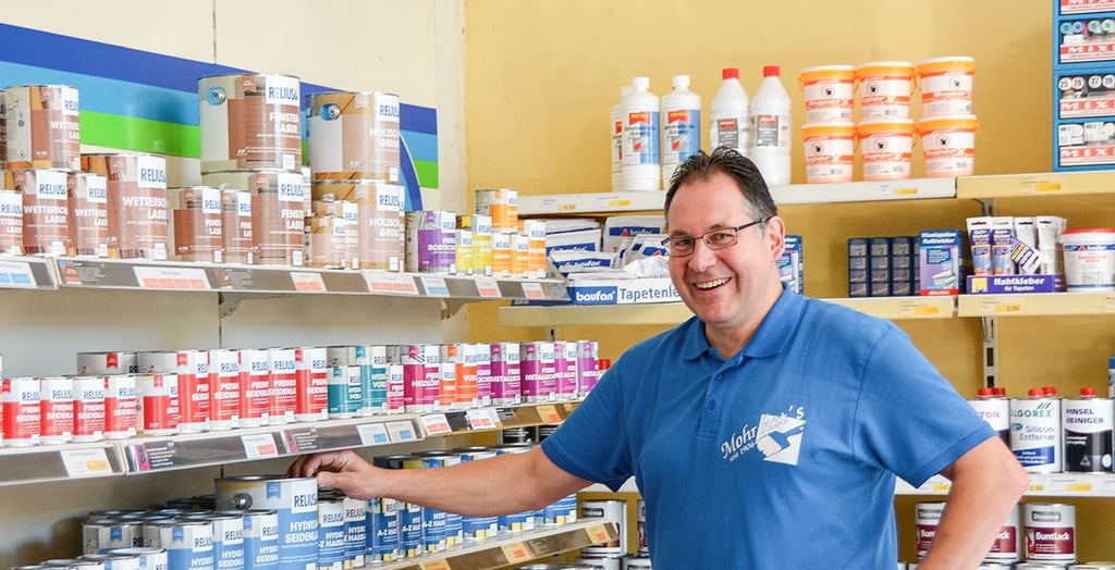 Hans-Henryk Mohr in seiner Drogerie, hier vor den Farben