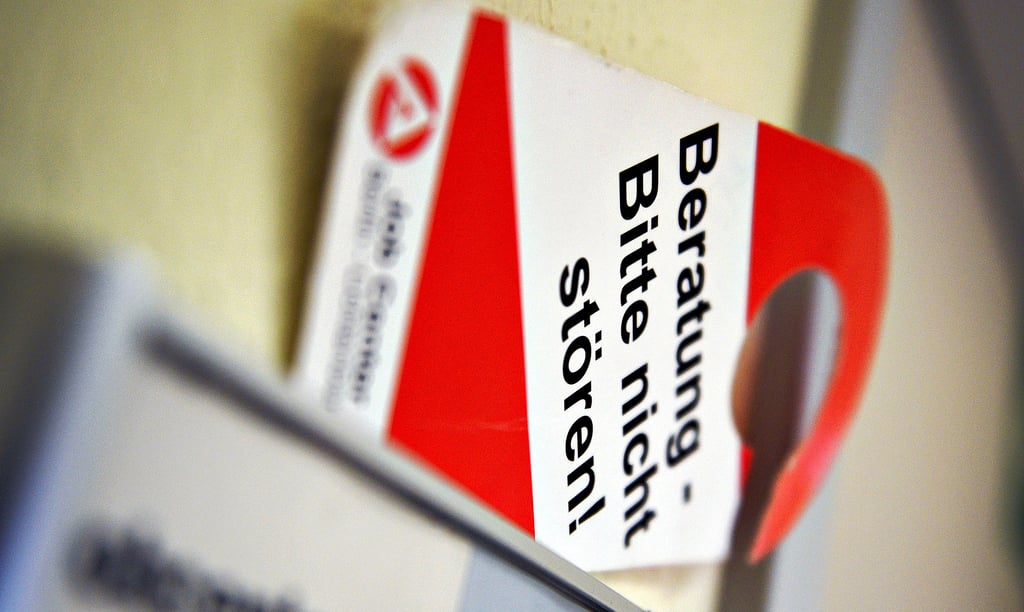 Ein Schild mit der Aufschrift „Beratung - Bitte nicht stören“: In Magdeburg gibt es seit Juli im Jobcenter die Möglichkeit, mit der Psychologin Katharina Kniep ins Gespräch zu kommen.