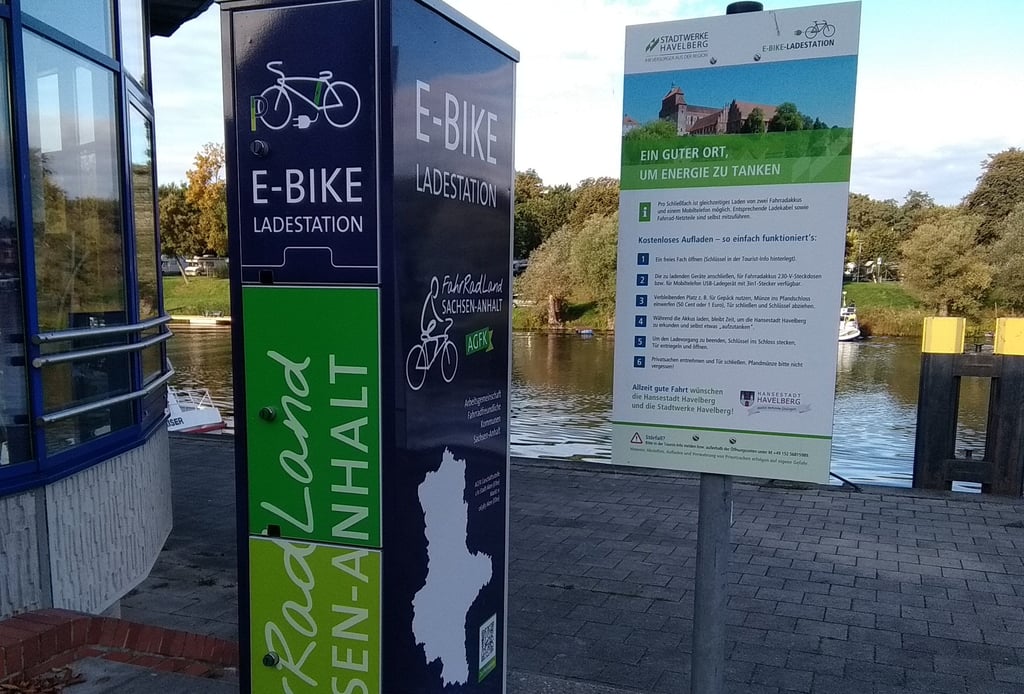 Eine E-Bike-Ladesäule wie diese in Havelberg hat auch Tangerhütte bekommen, aber bisher nicht aufgestellt.