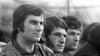 Peter Ducke sitzt bei einem DDR-Länderspiel 1974 auf der Ersatzbank.
