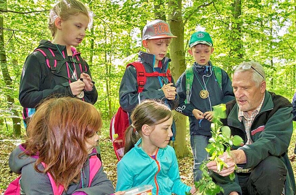 So kennen ihn viele. Detlef Schulze erklärt Kindern, was es in der Natur zu entdecken gibt, hier Annaburger Grundschülern. Das Foto stammt aus dem Jahre 2016.