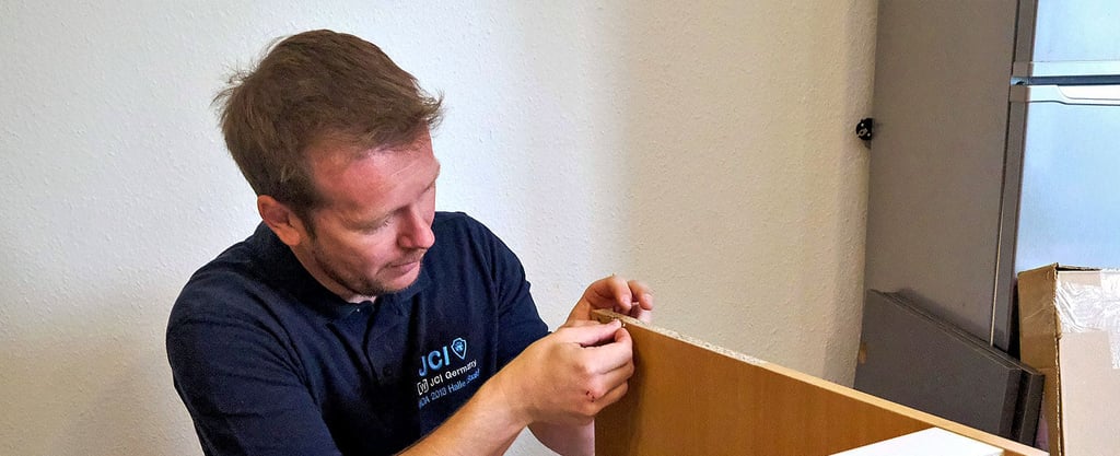 Versprochen ist versprochen: Christoph Bernstiel packt beim Küchenaufbau mit an.