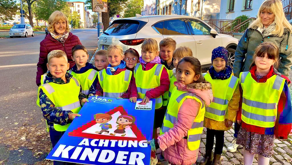 Die Kinder hoffen, dass Autofahrer vor der Kita „Benjamin Blümchen“ besonders vorsichtig fahren.