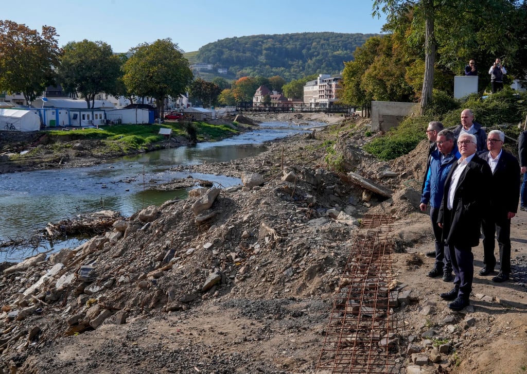 Bundespräsident Frank-Walter Steinmeier am Ufer der Ahr in Ahrweiler.