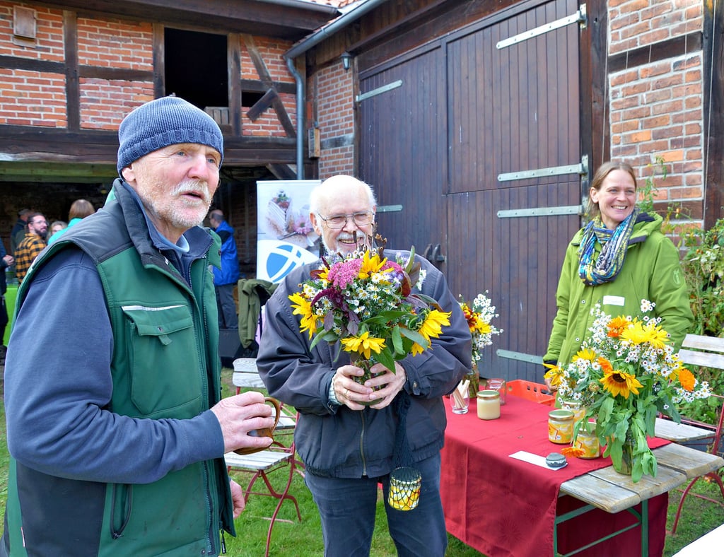 Gastgeber Jörg Lauenroth-Mago (links) nutzte das Hoffest, um mit den Besuchern ins Gespräch zu kommen. Rentner Rainer Heinrichs fand Gefallen an dem Herbststrauß und nahm gleich einen mit. Ebenso ein Glas Honig, den der Velpker am Demeter-Stand fand. Dort gab es Produkte aus Wöpel, einem kleinen Dorf der Gemeinde Kuhfelde im Altmarkkreis Salzwedel.