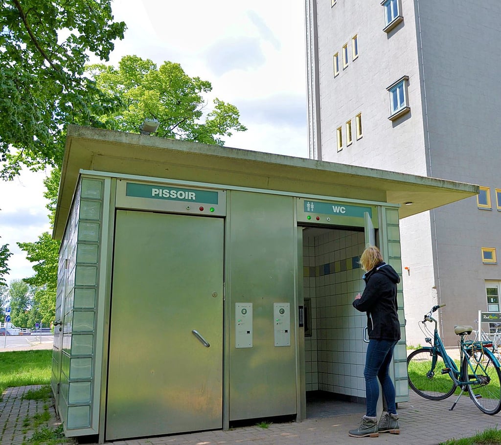 Blick auf die öffentliche WC-Anlage im Stadtpark. Das Häuschen ist für Nutzer im Frühling und Sommer von 8 bis 19 Uhr nutzbar. Immer wieder wurden die Toiletten beschädigt.