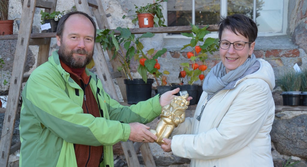 Erntedankfest in Ipse: Für die größte Tomate wurde Kerstin Peske von Tilo Mottschall der goldene Gartenzwerg verliehen.