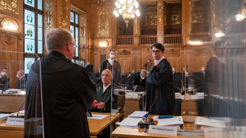 Anwälte der Revisionsverhandlung im Infinius-Betrugsprozess unterhalten sich im großen Saal des Bundesverwaltungsgerichts in Leipzig. Hier beginnt die Hauptverhandlung des 5. Strafsenats am Bundesgerichtshof. Foto: Hendrik Schmidt/
