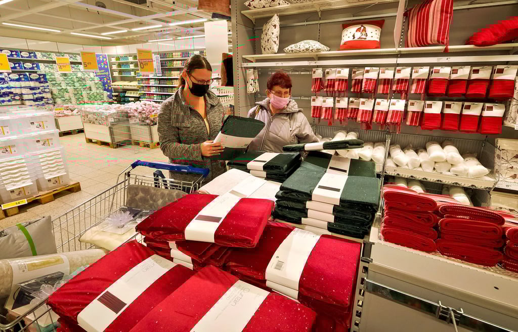 Funkelndes fürs Fest: Stefanie Gruner (links) und Annerose Hoffmann sehen sich Weihnachtsverhänge an.