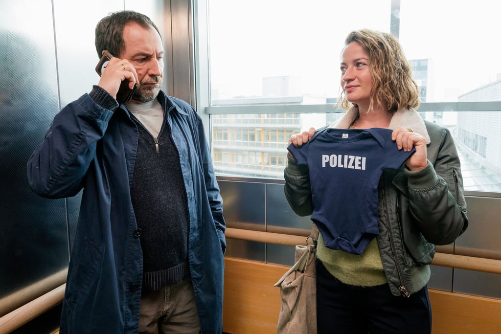 Theresa Wolff (Nina Gummich) begleitet Hauptkommissar Robert Brückner (Thorsten Merten) zur Geburt seines Kindes.