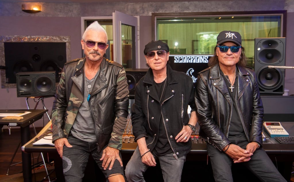 Rudolf Schenker (l-r), Klaus Meine und Matthias Jabs von der Rockband Scorpions stehen in den Peppermint Park Studios am Rande eines Interviews mit der Deutschen Presse-Agentur dpa.