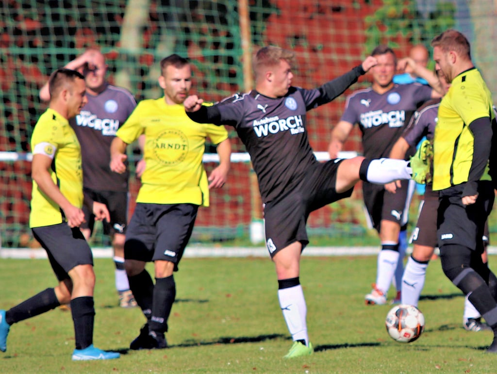 Die Blankenheimer (schwarz-weiß) kämpften im Pokalspiel gegen Kickers Gonnatal bravourös.
