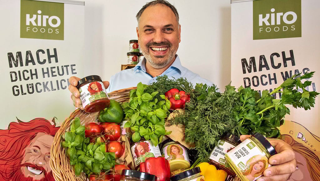 Mirko Kirschner präsentiert die neue vegane Soßen- und Suppenbasis namens „Kiro“.