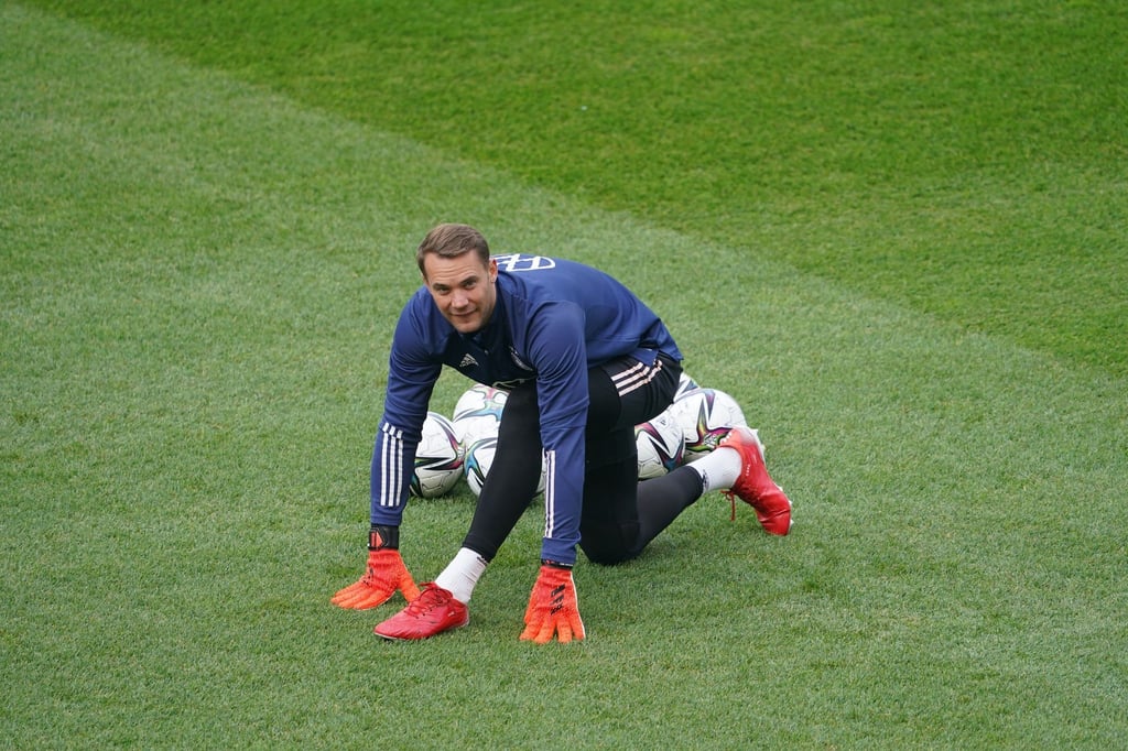 Abschlusstraining der Nationalmannschaft: Torwart Manuel Neuer macht sich warm.