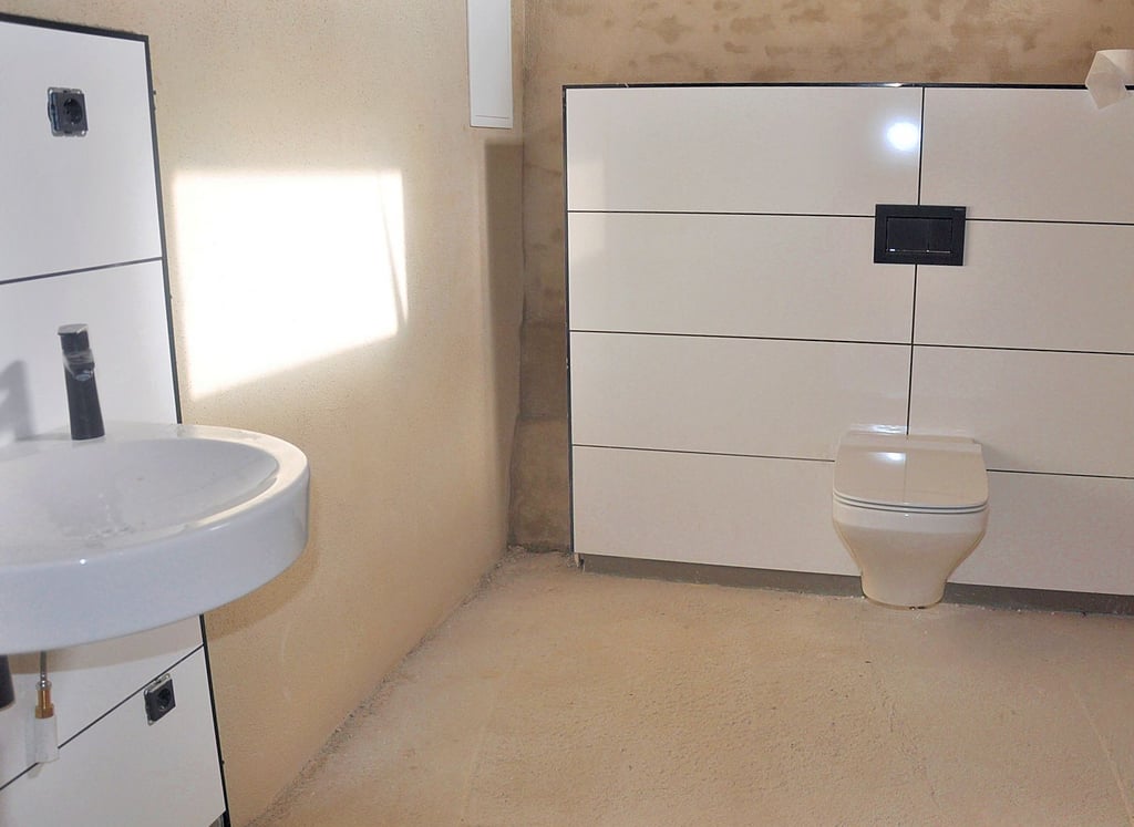 In den ehemaligen Pferdestall auf der Wasserburg konnten mit Hilfe von Fördermitteln der EU neue Toiletten und ein Cateringbereich eingebaut werden.