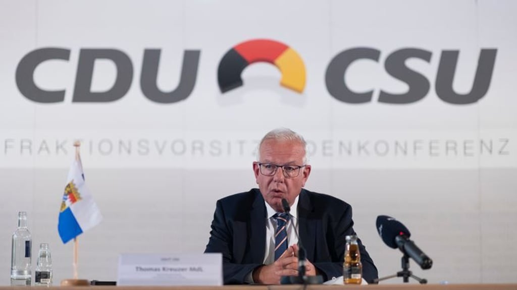 Thomas Kreuzer, Vorsitzender der CDU/CSU-Fraktionsvorsitzendenkonferenz und der CSU-Fraktion im Bayerischen Landtag, spricht nach einer Konferenz der CDU/CSU-Fraktionsvorsitzenden aus Bundestag und Landtagen sowie der CDU/CSU-Gruppe in der EVP-Fraktion (FVK) vor Medienvertretern. Foto: Ronny Hartmann/