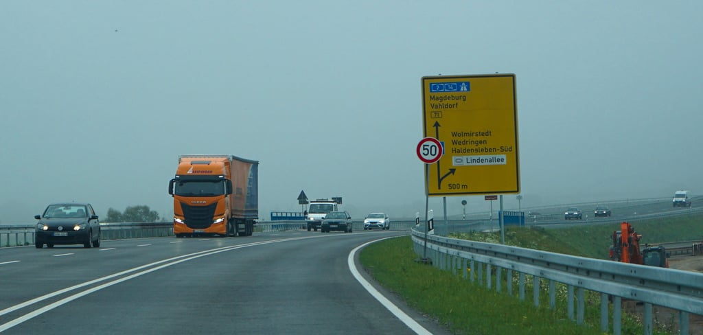Baustelle der B71n Ortsausgang Haldensleben in Richtung Magdeburg. Trotzdessen, dass keine offensichtlichen Arbeiten mehr durchgeführt werden, bleibt die 50 km/h Begrenzung. Warum?