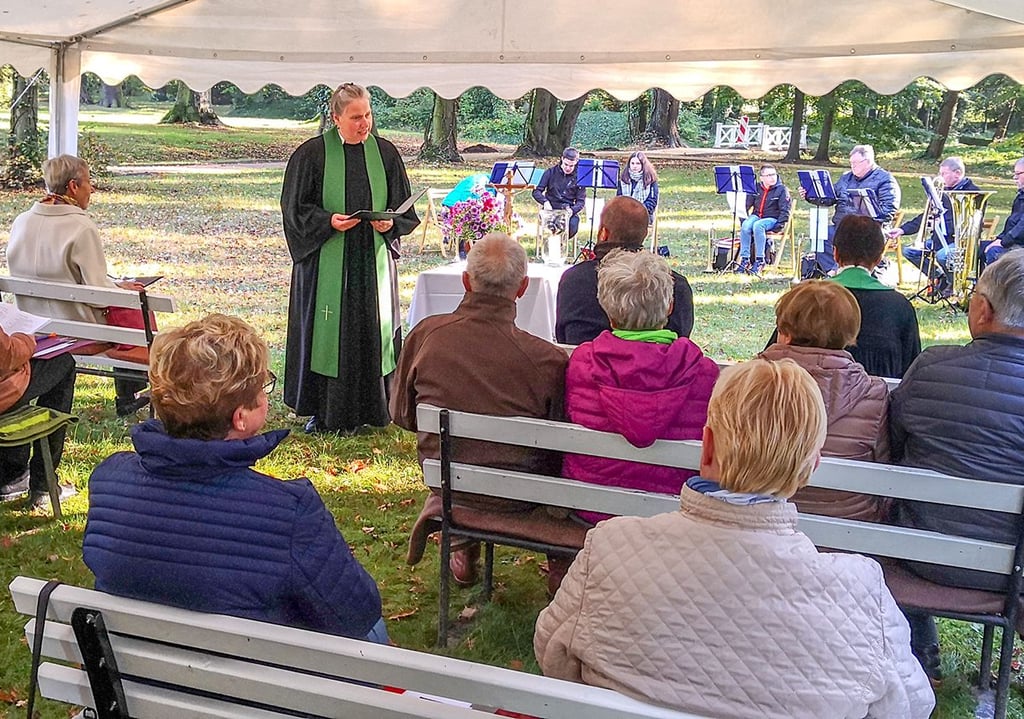 Mit einem Festgottesdienst werden die Fenster eingeweiht.