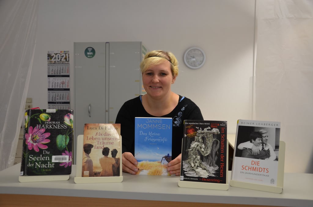 Nadin Vietmeyer, Leiterin der Schönebecker Stadtbibliothek, präsentiert die fünf ganz unterschiedlichen Bücher, die sie und Kollegin Annika Kaiser zum Schmöckern in der dunkleren Jahreszeit empfehlen.