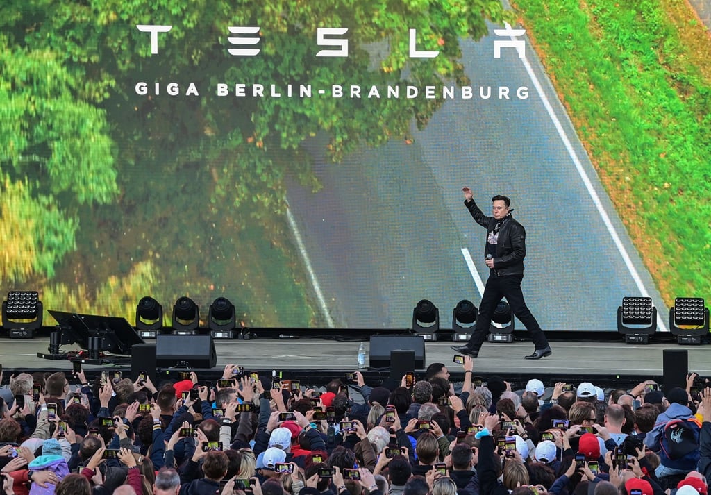 Elon Musk auf der Bühne vor der Giga Factory in Brandenburg.