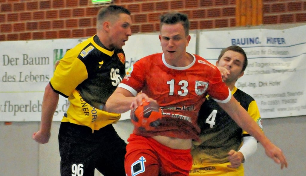 Arne Werneke (Mitte), der sich hier gleich gegen zwei Postler durchsetzt, machte ein ganz starkes Spiel und erzielte satte elf Tore.