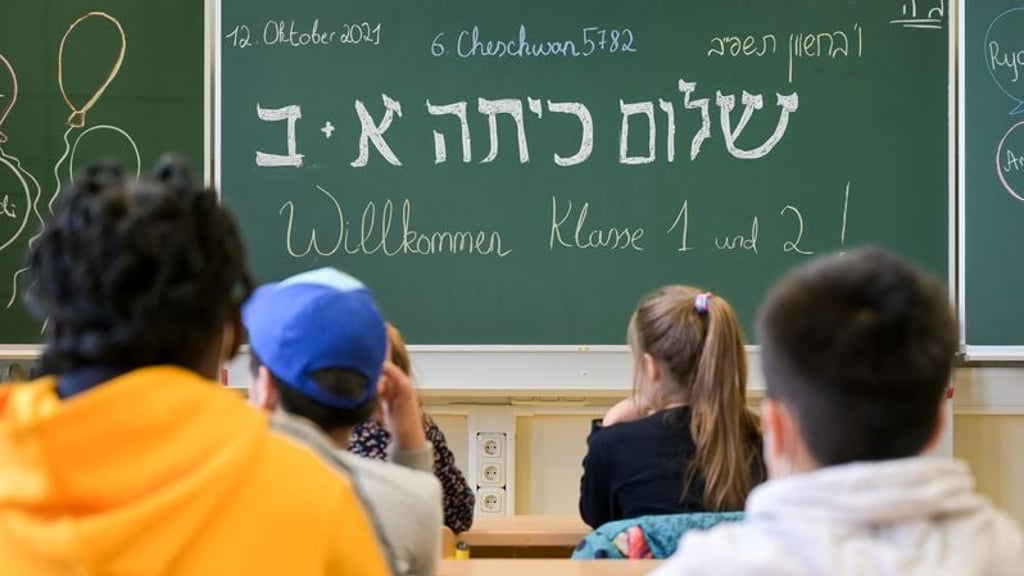 Zunächst werden nach Ministeriumsangaben 14 Kinder aus mehreren Grundschulen in Halle für 60 Minuten pro Woche in dem Fach unterrichtet. Foto: Heiko Rebsch/