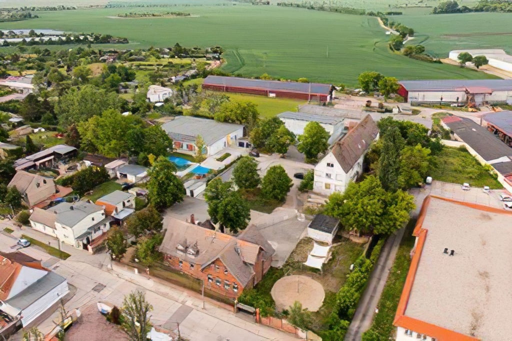 Das Schul- und Kitazentrum in Baalberge aus der Vogelperspektive.