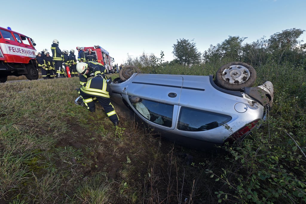 Dieses Auto überschlug sich auf der A36 nahe der Auffahrt Aschersleben-West mehrmals und landete im Graben.