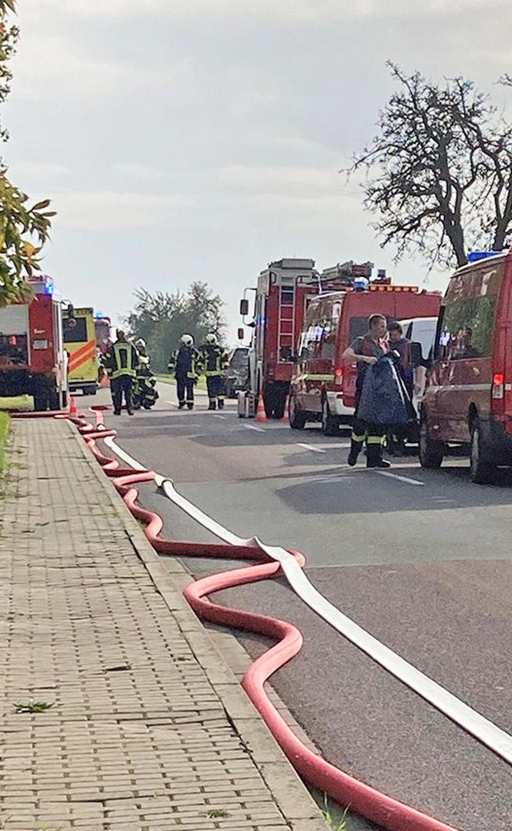 Einsatzfahrzeuge und Schläuche in der Niederwünscher Straße