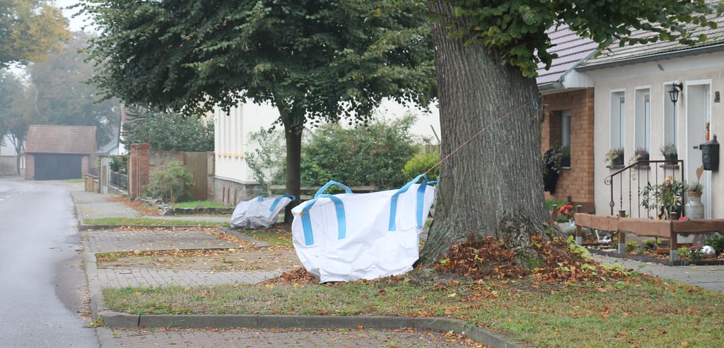 BigBags wie diese dienen in Burgstall als Laubsammler im Herbst.