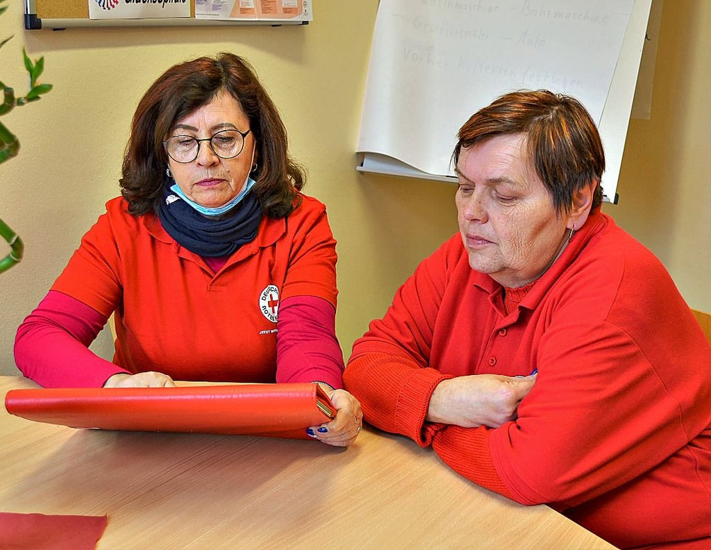 Ilona Wackernagel (links) und Carola Erxlebe vom Sozialen Zentrum besprechen die Liste für den Wunschbaum 2021.