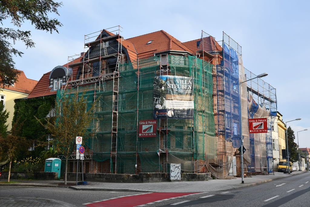 Das denkmalgeschütze Gebäude am Magdeburger Schleinufer wird als "Villa Steuben" saniert.