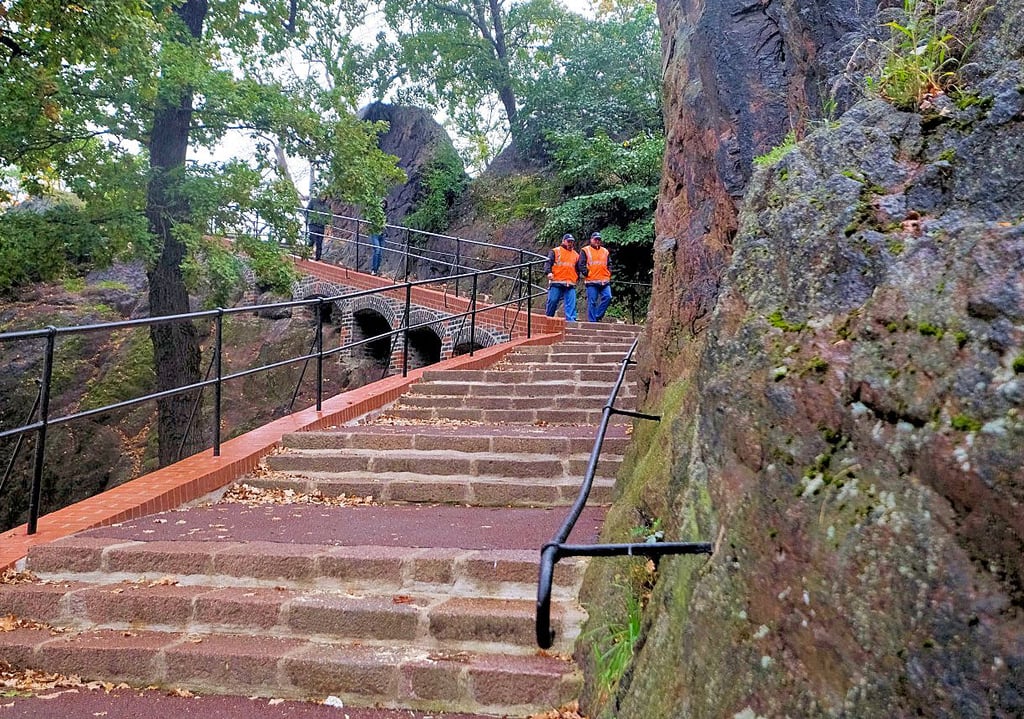 Auch der Treppenaufgang von der Saalepromenade aus wurde erneuert.