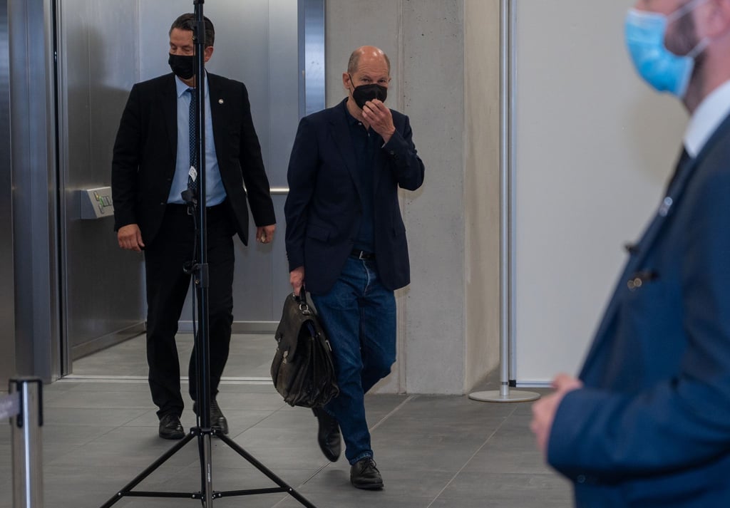 SPD-Kanzlerkandidat Olaf Scholz (M) muss die Sondierungsgespräche am Mittwoch und Donnerstag unterbrechen, weil er zum Treffen der G20-Finanzminister nach Washington reist.